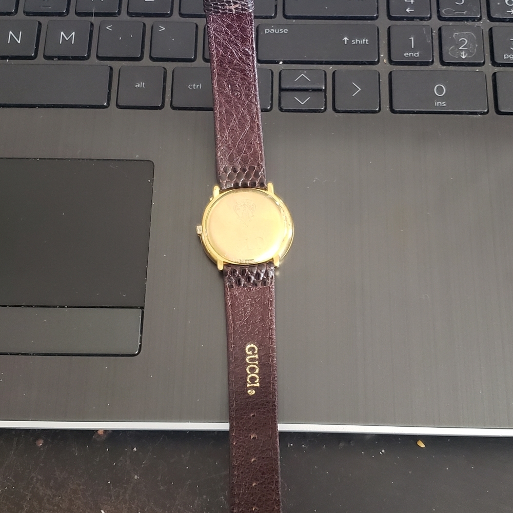 Gucci vintage watch scratch on the back last picture Price Firm - Picture 4 of 10